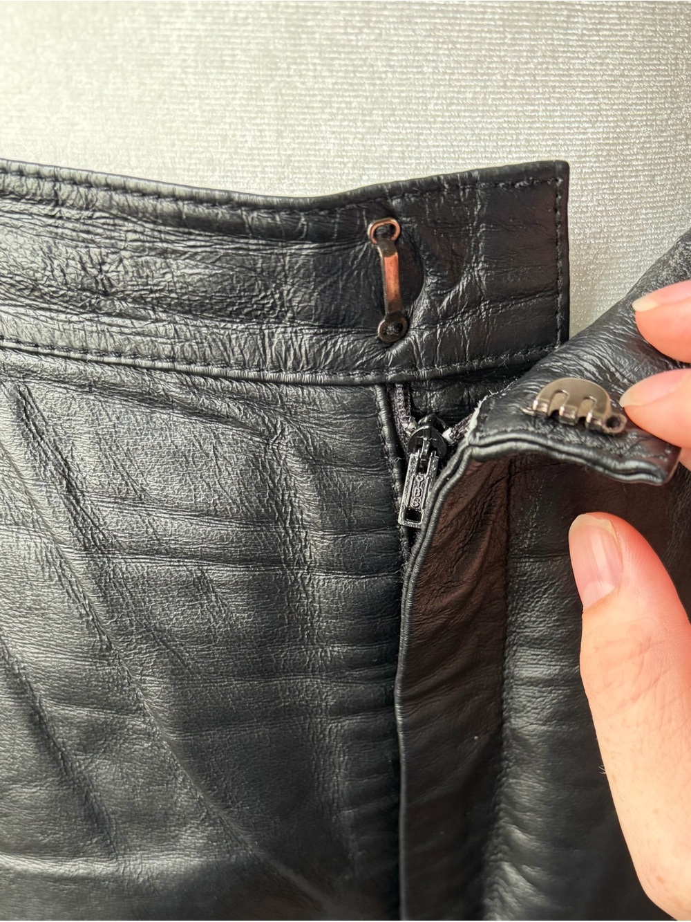 Vintage Newport News Genuine Leather High Rise Cropped Pants Black Size 8 - Picture 6 of 12